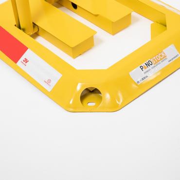 Barrière de parking flexible avec clés identiques coloris jaune