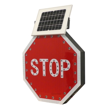 Vue de 3/4 du panneau lumineux à LED solaire stop AB4 classe 2