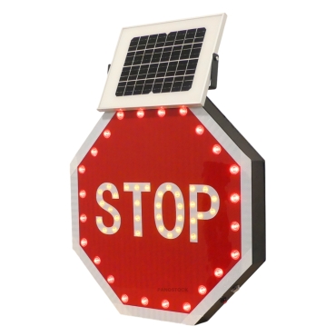 Vue allumée de 3/4 du panneau lumineux à LED solaire stop AB4 classe 2