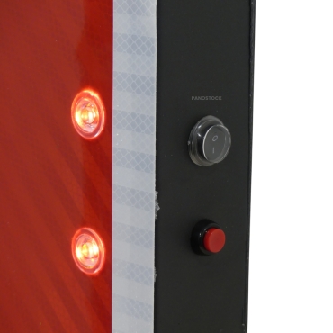 Vue des boutons du panneau lumineux à LED solaire stop AB4 classe 2