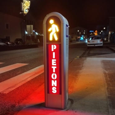 Installation de nuit des bornes piéton lumineuses